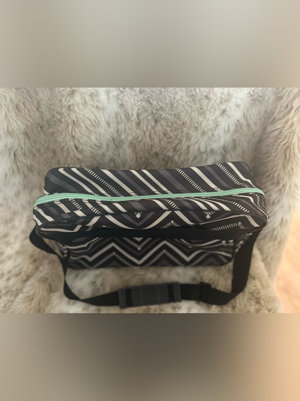 Magellan Outdoors Black & White Chevron Travel Crossbody with Mint Trim - Picture 3 of 7